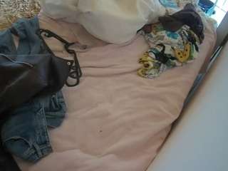 voyeurcam-julmodels-whitebed-1
