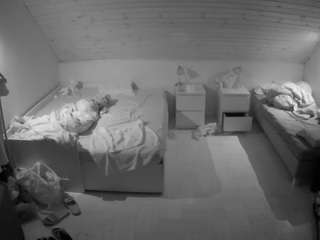 voyeurcam-julmodels-greybed-3