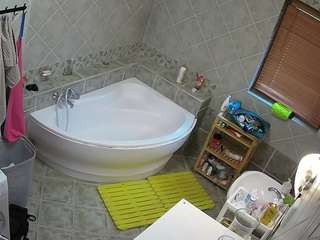 voyeurcam-julmodels-bath-1st-2